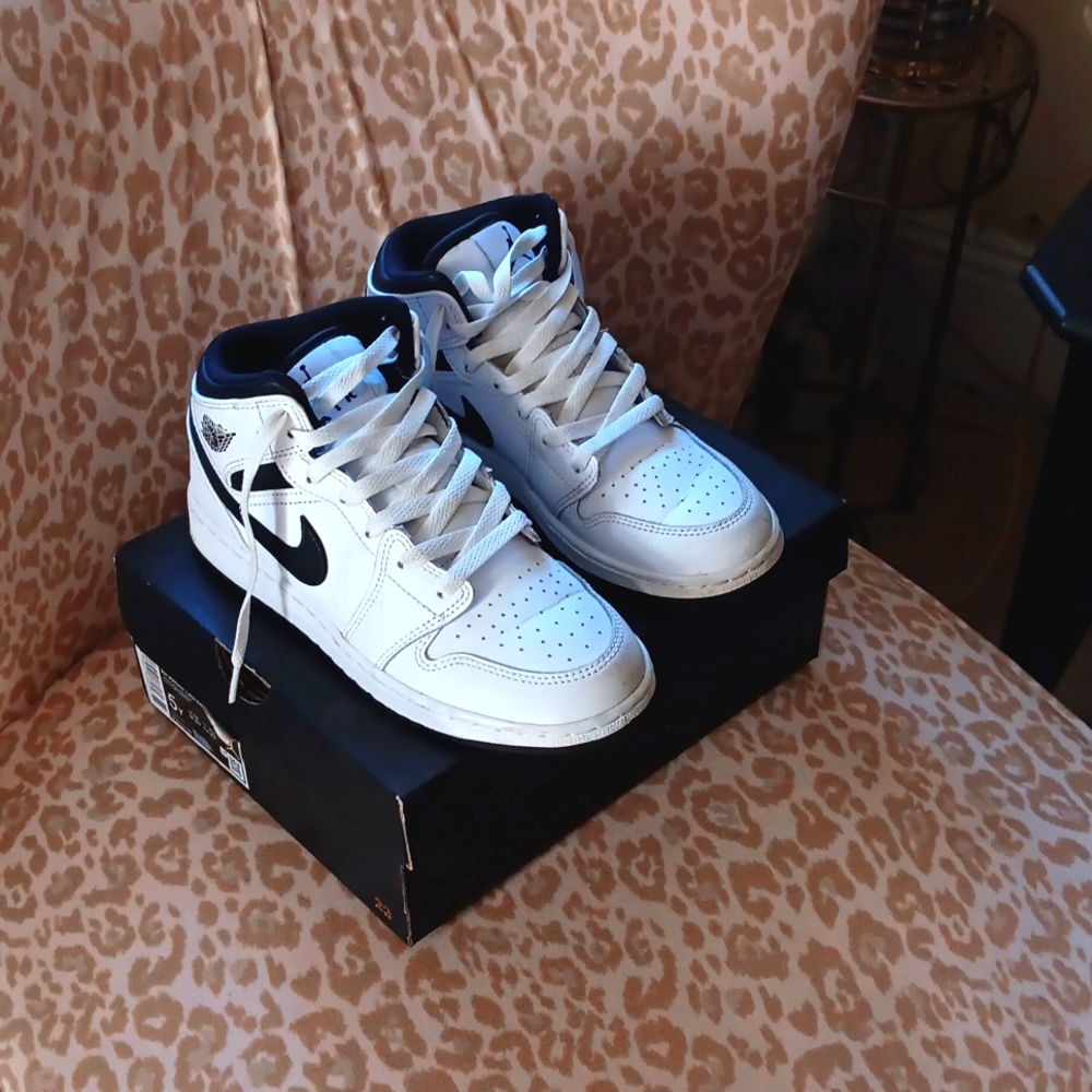 JORDAN SNEAKERS